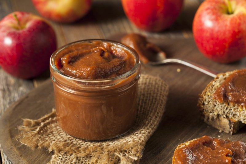 apple butter with cinnamon and nutmeg