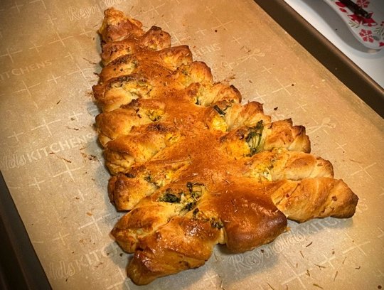 cheesy pull-apart spinach and artichoke Christmas tree
