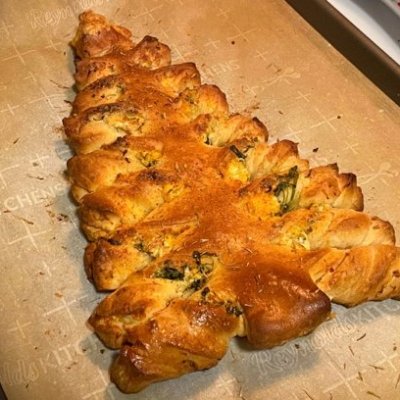 cheesy pull-apart spinach and artichoke Christmas tree