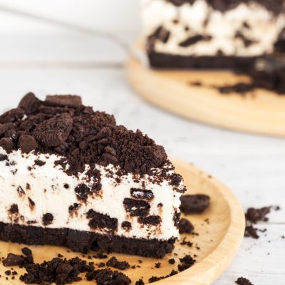 Creamy cheesecake with chocolate cookies and cream biscuits.