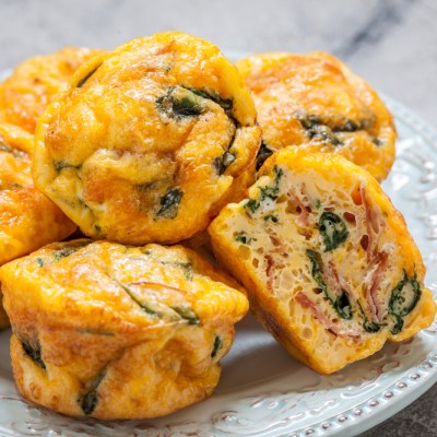 Egg muffins with spinach, bacon and cheese