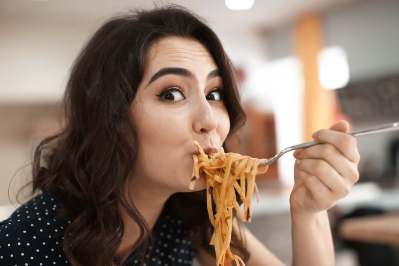 woman eating spaghetti types of pasta you should know