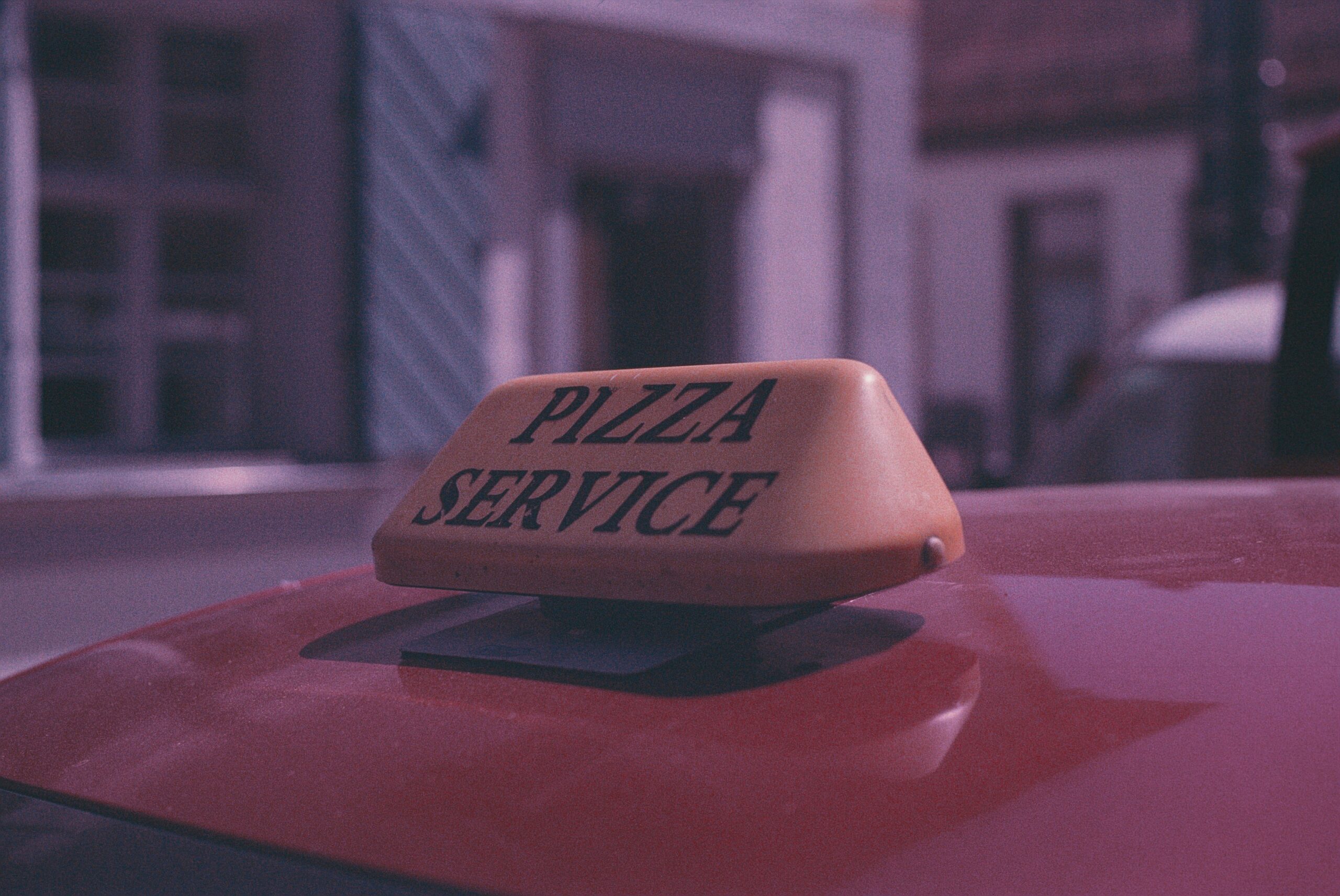 Pizza Service. Made with Leica R7 (Year: 1994) and Leica Summicron-R 2.0 90mm (Year: 1981). Analog scan via nimmfilm.de: Fuji Frontier SP-3000. Film reel: Kodak Elite Chrome 100 (expired 2004)